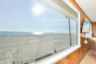 Upstairs 2 Bedroom Home with Ocean Views on 65th St - Newport Beach - 2