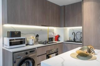 Brand New Listing & Studio City & Czechin - 1