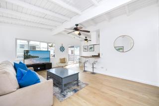 2 Bedroom Upstairs with Balcony Steps from the Sand - Newport Beach - 7