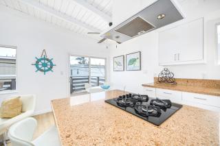 2 Bedroom Upstairs with Balcony Steps from the Sand - Newport Beach - 2