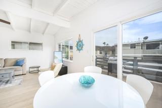 2 Bedroom Upstairs with Balcony Steps from the Sand - 1