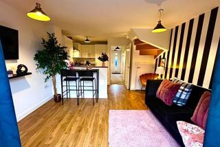 Lotus Haus - Wellington Homes - with off road Parking - Birmingham - 7