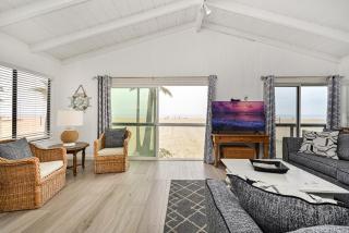 Oceanfront Triplex on Boardwalk with Ocean Views and Patio - Newport Beach - 5