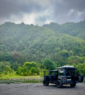 Embark on a journey through Maui with Aloha Glamp's jeep and rooftop tent allows you to discover diverse campgrounds, unveiling the island's beauty from unique perspectives each day - Paia - 4