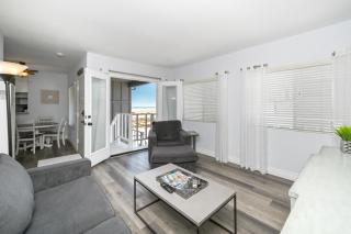 1 Bedroom Apartment in the back of our Oceanfront Home - Newport Beach - 2