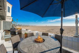 Charming 2 Story and 4 Bedroom Home on the Boardwalk - Newport Beach - 0