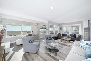 Charming 2 Story and 4 Bedroom Home on the Boardwalk - Newport Beach - 2