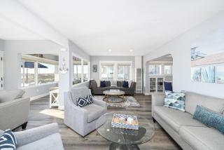 Charming 2 Story and 4 Bedroom Home on the Boardwalk - Newport Beach - 1