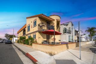 Spanish Castle in Newport Steps to the Sand and Grocery Store - 7