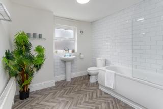 Newcombe House - Air Host & Stay - Free Parking - Liverpool - 4