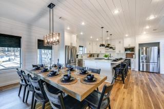 Luxe Group Getaway with 2-Story Deck in Broken Bow! - Broken Bow - 4