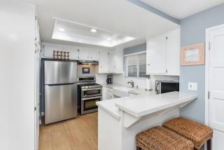 2 Bed 2 Bath Jacuzzi Home with Parking on 51st St - 8