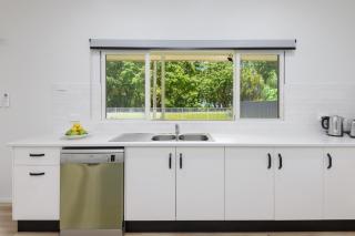 Absolute Beachfront Family home - Cooya - Newell Beach - 3