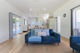 Absolute Beachfront Family home - Cooya - Newell Beach - 4