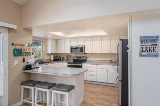 Edgewater Paradise HotTub Private Dock & Game Room - 3