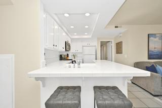Oceanfront Home on the Boardwalk with 3 car Garage, AC, Giant Patio, Ocean Views, Walk to Pier - Newport Beach - 6