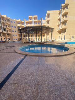 Fully furnished studio infront a swimming pool in tiba resort hurghada - Hurghada - 4