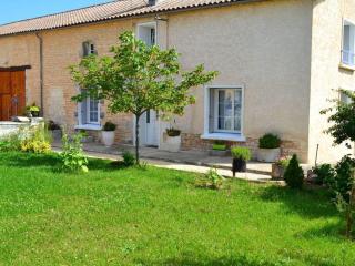 Gîte rénové 19ème siècle, 3 chambres, jardin privé, cheminée, internet, jeux, vélos adultes, parking - FR-1-653-26 - - 0