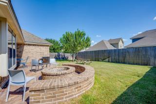 8min Texas A&M 1 King Beds firepit GriddleGrill - College Station - 7