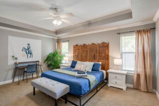 8min Texas A&M 1 King Beds firepit GriddleGrill - College Station - 4
