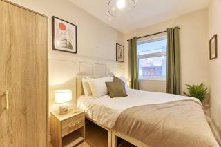 Modern Luxury 2-Bedroom Oasis in Heart of Whitley - 7