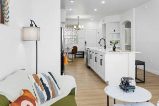 CozySuites Glendale by the stadium with pool 08 - Glendale - 2