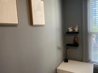 Cozy apartment with city skyline. Easy commute midtown Manhattan. - 3
