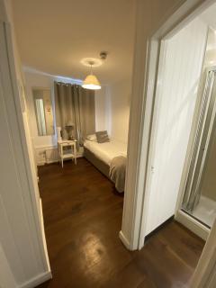 Wheatsheaf Hotel - Newport - 4