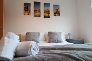 Modern 2BD 2BA, Parking, Crawley - 0