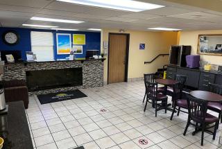 Days Inn by Wyndham Park City Kansas - Park City - 6