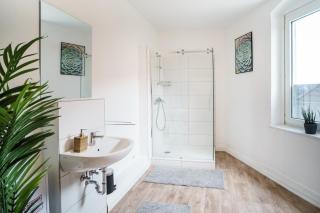 Osnabrücker Strasse Wooon 10 Einzelbetten I 5-Zimmer I TV I Bad NEU I Premiumbettwäsche - 2