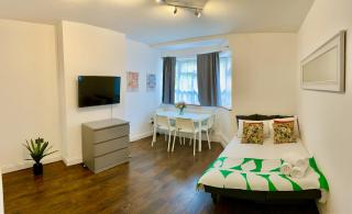 Nile Elms 1-Bed Apartment in Central London - 2 Min Walk to Metro - 3