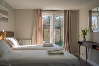 Stone's Throw Away from the English Channel! -Family and Dog Friendly - Wootton - 1