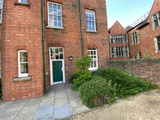 Luxury 2BR apartment & parking central Winchester - 5