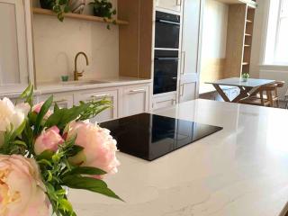 Luxury 2BR apartment & parking central Winchester - 3