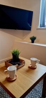 SuperValue Suite 10 - Fast WiFi, Hotel Linen, Keyless Entry, City only 10 Mins - BY PROPERTY PROMISE - Cardiff - 2