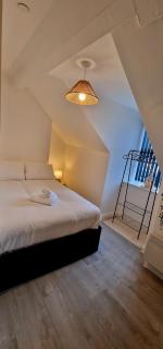 SuperValue Suite 10 - Fast WiFi, Hotel Linen, Keyless Entry, City only 10 Mins - BY PROPERTY PROMISE - Cardiff - 1