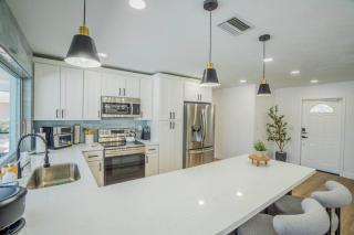 Heated Pool Villa/3 beds/Beach/Downtown/Game Room - 3