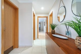 Host Wise - Deluxe Spacious House with Terrace & Jacuzzi - Portimão - 4