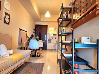 Spacious Unit at Uptown Parksuites across Uptown Mall and Mitsukoshi Mall FREE Parking with Washer - Manila - 5
