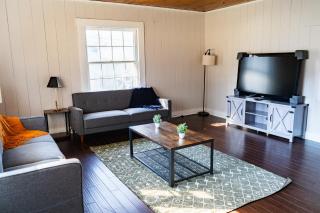 Charming 2 Bedroom Home with Deck: Retreat in Prime Location - 7