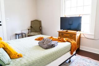 Charming 2 Bedroom Home with Deck: Retreat in Prime Location - 4