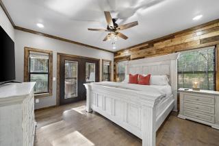 NEW Secluded Cabin Retreat w Loft + Hot Tub - 8