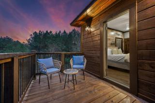 NEW Secluded Cabin Retreat w Loft + Hot Tub - Broken Bow - 5