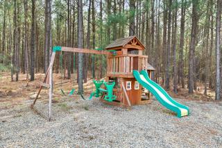 NEW Secluded Cabin Retreat w Loft + Hot Tub - Broken Bow - 2