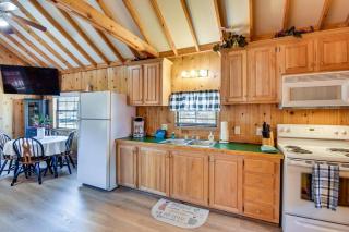Cozy Dillard Cabin with Mountain Views and Pool Access - Dillard - 5
