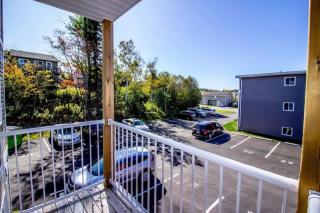 Newly Renovated Modern Condo Near Hospital, UNB Patio & Parking Coffee - 2