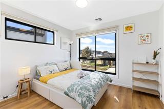 Spacious Urban Oasis in Throsby Canberra - Harrison - 1