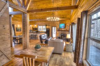 Luxury Cabin Sleeps 8 with creekside fire pit near Helen GA - Cleveland - 4