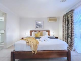 Spacious and Elegant house with study room in Doncaster - 6